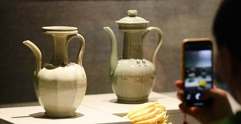 2021年9月14日，浙江省博物館，觀眾在拍攝北宋龍泉窯執(zhí)壺（左）和龍泉青瓷藝人劉杰制作的執(zhí)壺。