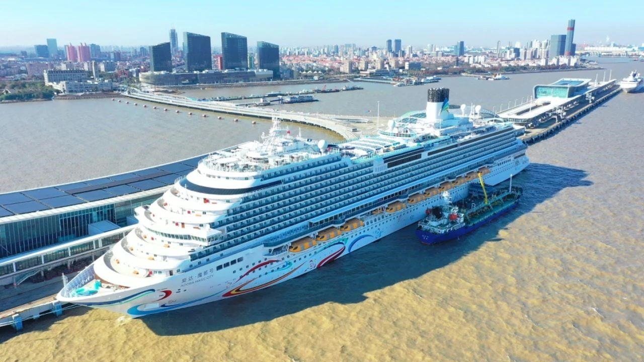 △2024年1月1日，國(guó)產(chǎn)首艘大型郵輪“愛達(dá)·魔都號(hào)”從上海吳淞口國(guó)際郵輪港開啟商業(yè)首航。