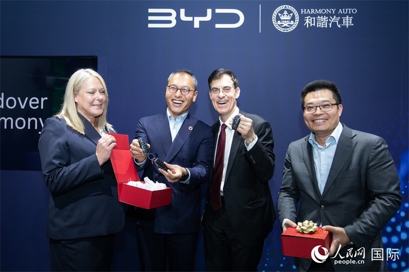 兩位英國消費者獲得新車鑰匙。人民網(wǎng)記者 許立群攝影