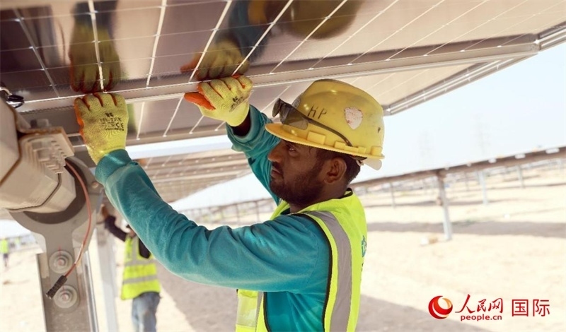工人正在安裝光伏面板。人民網(wǎng)記者 管克江攝