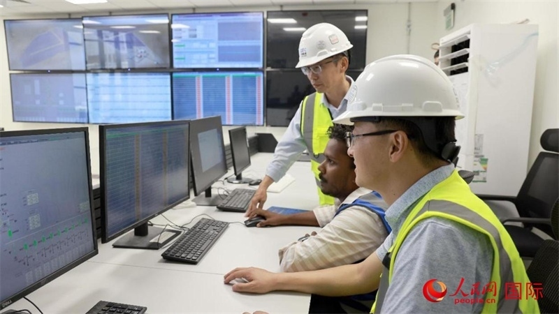 工作人員進(jìn)行倒送電準(zhǔn)備。人民網(wǎng)記者 管克江攝