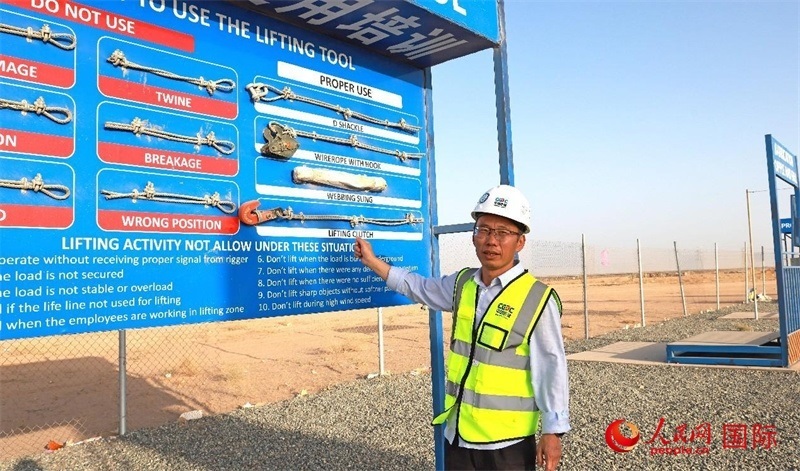 中國能建國際工程公司副總經(jīng)理兼阿爾舒巴赫電站項(xiàng)目經(jīng)理熊高峽展示安全培訓(xùn)中心設(shè)施。人民網(wǎng)記者 管克江攝