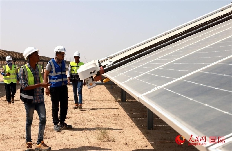 工作人員在測試自動(dòng)清掃機(jī)器人。人民網(wǎng)記者管克江攝