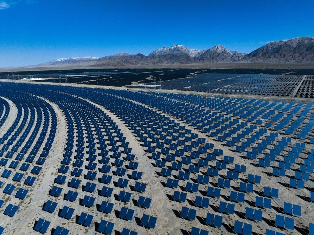這是2024年4月23日在青海省海西蒙古族藏族自治州德令哈市光伏（光熱）產(chǎn)業(yè)園拍攝的光熱電站（無(wú)人機(jī)照片）。新華社記者 張龍 攝