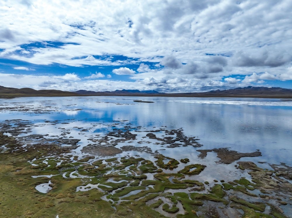 這是2024年5月26日在長(zhǎng)江源頭地區(qū)拍攝的班德湖一角（無(wú)人機(jī)照片）。新華社記者 張龍 攝