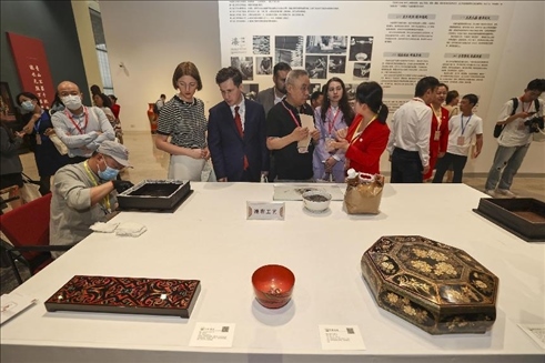 2023年5月28日，北京，推光漆器匠人為駐華使節(jié)展示技藝。