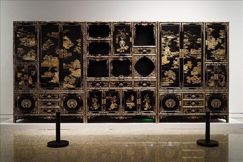 2023年7月9日，北京，中國工藝美術(shù)館·中國非物質(zhì)文化遺產(chǎn)館，“山西特色專業(yè)鎮(zhèn)·平遙非遺雙寶中華行”展覽展出的推光漆器作品。