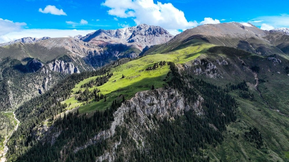 這是2023年6月18日在青海省玉樹(shù)藏族自治州囊謙縣拍攝的風(fēng)光（無(wú)人機(jī)照片）。新華社記者 張龍 攝