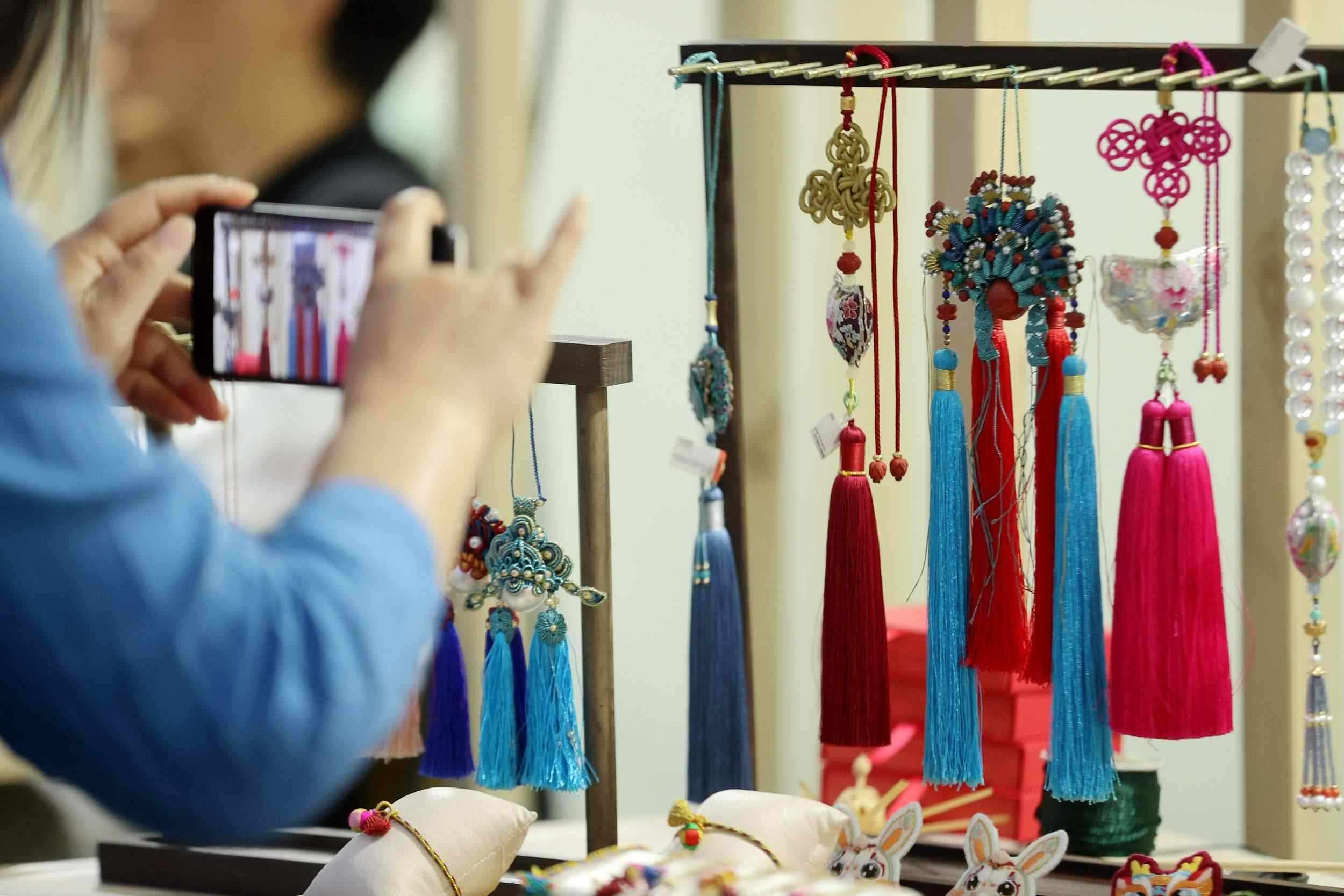 浙江湖州：多彩非遺文化展迎接文化和自然遺產(chǎn)日（圖片來(lái)源：視覺中國(guó)）