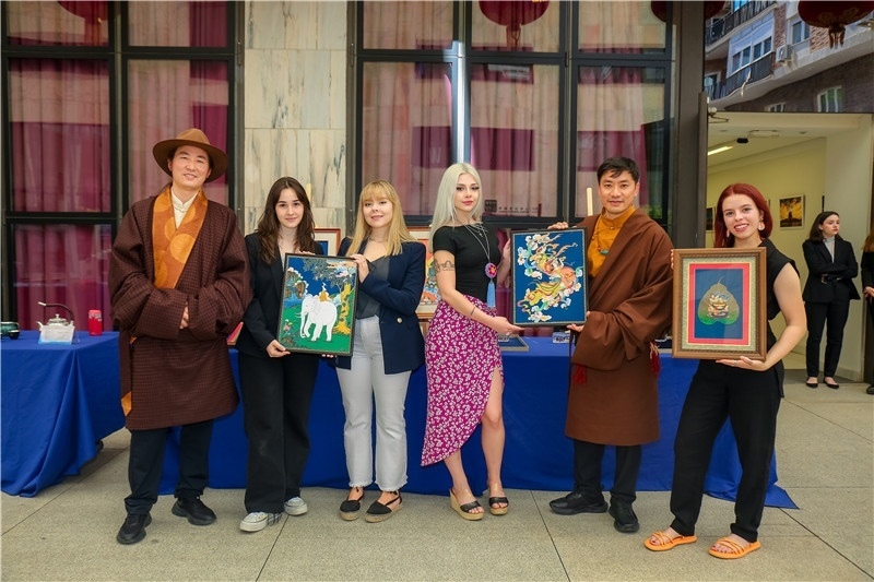 西班牙嘉賓參觀青海傳統(tǒng)手工技藝展示。主辦方供圖