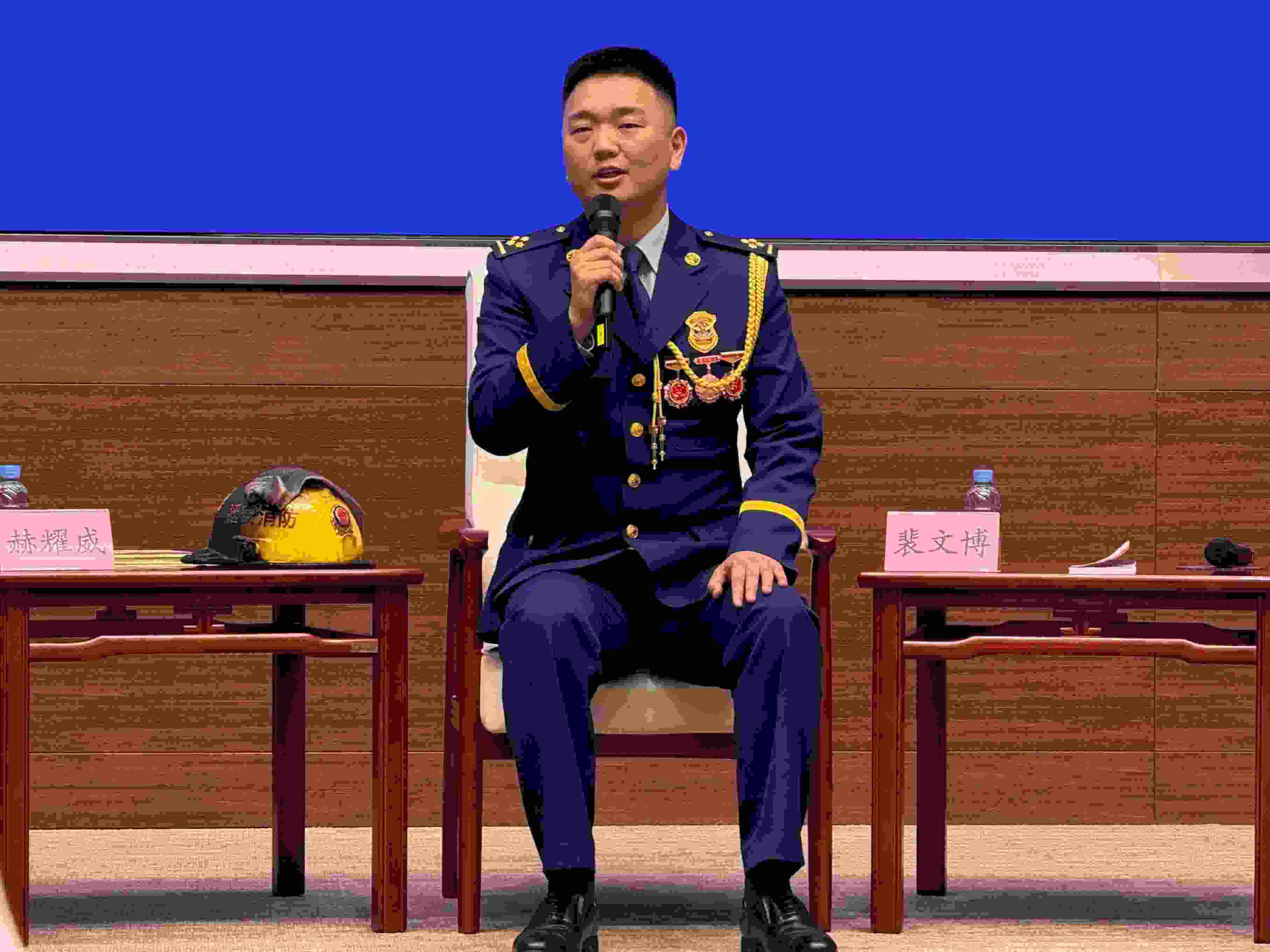 寶塔消防救援站政治指導(dǎo)員裴文博在回答記者提問(wèn)。人民網(wǎng)記者 郝萍攝