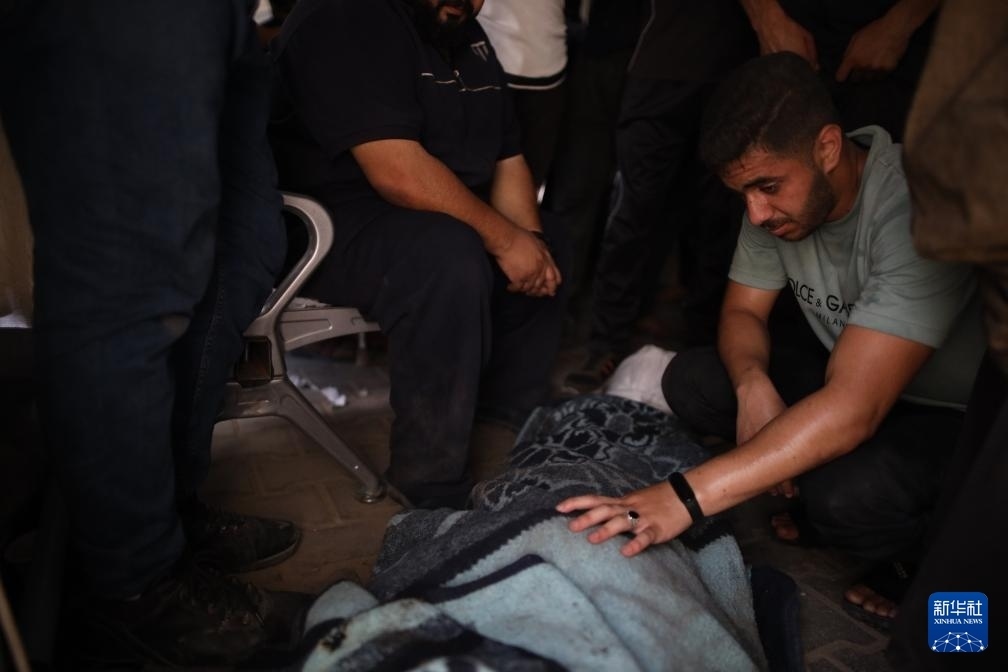 這是6月8日在加沙地帶中部努賽賴特難民營拍攝的以軍襲擊受害者。新華社發(fā)（馬爾萬·達烏德攝）