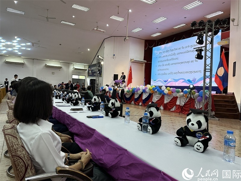 圖片：中老嘉賓在第二十三屆漢語橋世界大學(xué)生中文比賽老撾賽區(qū)決賽上致辭。孫廣勇攝