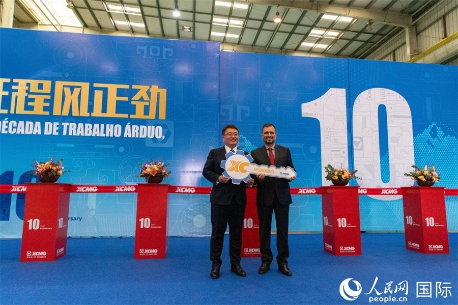 儀式上，徐工巴西制造總經(jīng)理李寒光將第23456臺產(chǎn)品鑰匙交付給客戶巴西Simak公司首席執(zhí)行官安德森·阿布魯手中。 人民日報社拉美中心分社 威廉·科埃略·維亞納攝