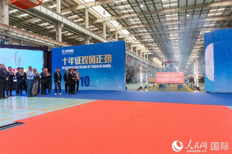 儀式上，米納斯吉拉斯州、波蘇阿雷格里市政府官員，徐工巴西制造的供應商、經(jīng)銷商、客戶伙伴、員工代表和在巴中資機構代表等，一起祝賀徐工巴西制造第23456臺產(chǎn)品下線并交付客戶。 人民日報社拉美中心分社 威廉·科埃略·維亞納攝