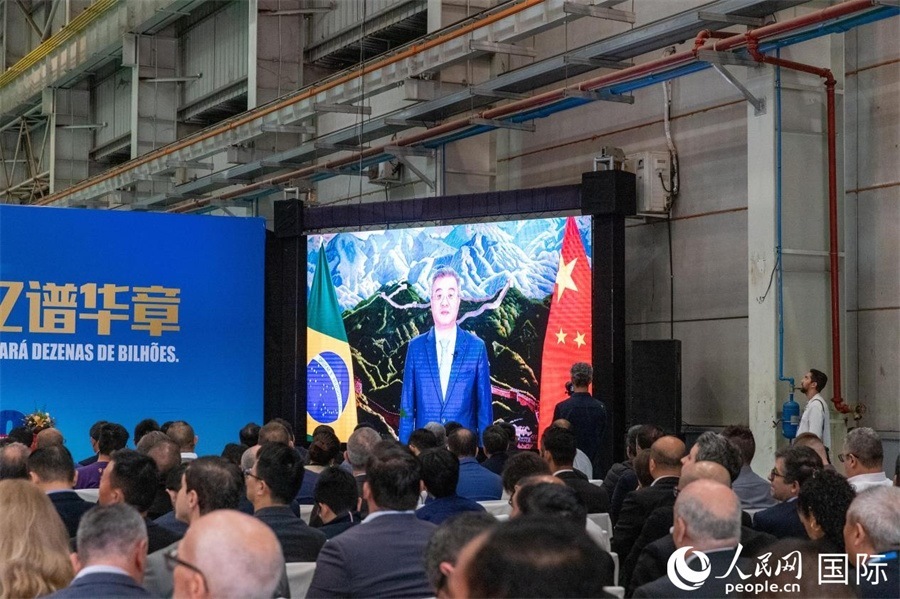 中國駐巴西大使祝青橋在視頻致辭中表示，徐工在巴西的發(fā)展，是眾多中國企業(yè)在習近平主席提出的共建“一帶一路”倡議推動下，將中國的技術和產(chǎn)業(yè)發(fā)展成果帶往世界，促進各國發(fā)展的縮影。 人民日報社拉美中心分社 威廉·科埃略·維亞納攝