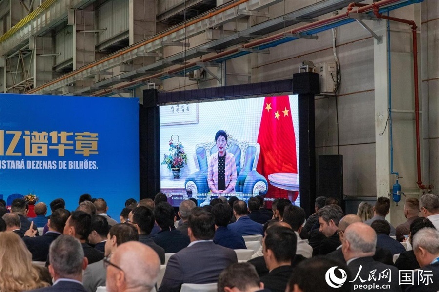 中國駐里約熱內(nèi)盧總領事田敏在視頻致辭中表示，中國是米納斯吉拉斯州第一大貿(mào)易伙伴和重要投資來源國。近年來，雙方在貿(mào)易投資、科技創(chuàng)新、裝備制造、人文交流等領域開展了富有成果的合作。 人民日報社拉美中心分社 威廉·科埃略·維亞納攝