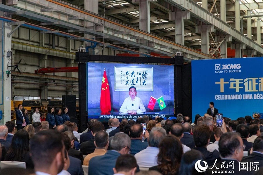 徐工集團、徐工機械董事長楊東升在視頻致辭中表示，徐工作為中國工程機械的排頭兵，堅定不移實施國際化主戰(zhàn)略，投資運營的徐工巴西制造基地成為見證中巴友誼的標桿示范。 人民日報社拉美中心分社 威廉·科埃略·維亞納攝