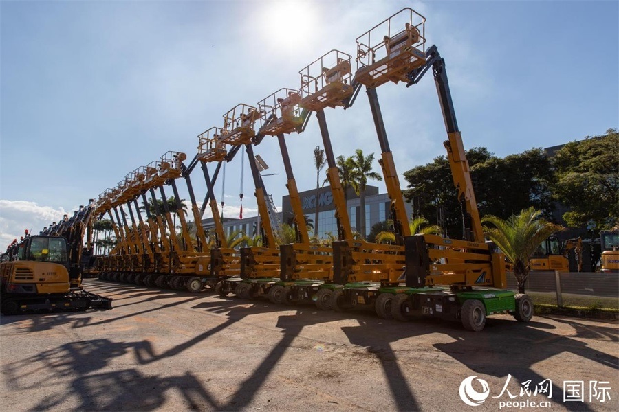 在徐工巴西制造生產(chǎn)基地，一批完成生產(chǎn)的設備正準備交付客戶。 人民日報社拉美中心分社 威廉·科埃略·維亞納攝