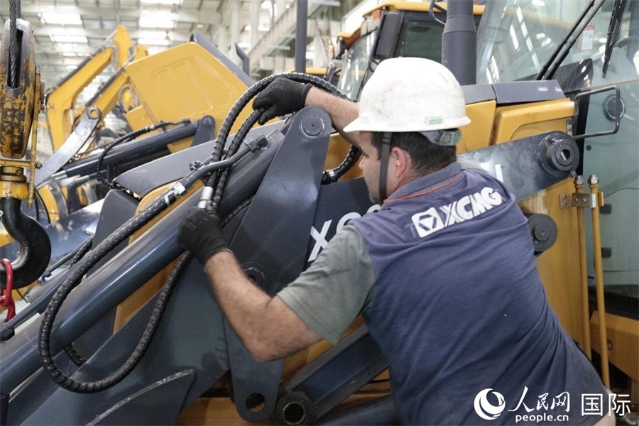 一名徐工巴西制造基地的當?shù)貑T工正在進行設備安裝和調(diào)試。 人民日報社拉美中心分社 威廉·科埃略·維亞納攝