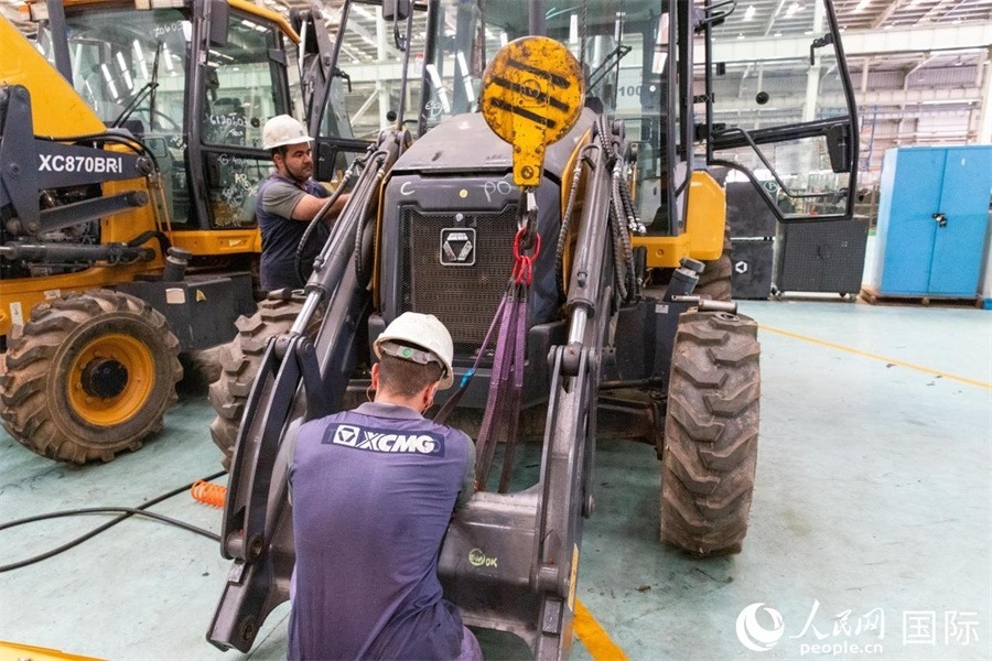 兩名徐工巴西制造基地的當?shù)貑T工正在進行設備安裝和調(diào)試。 人民日報社拉美中心分社 威廉·科埃略·維亞納攝