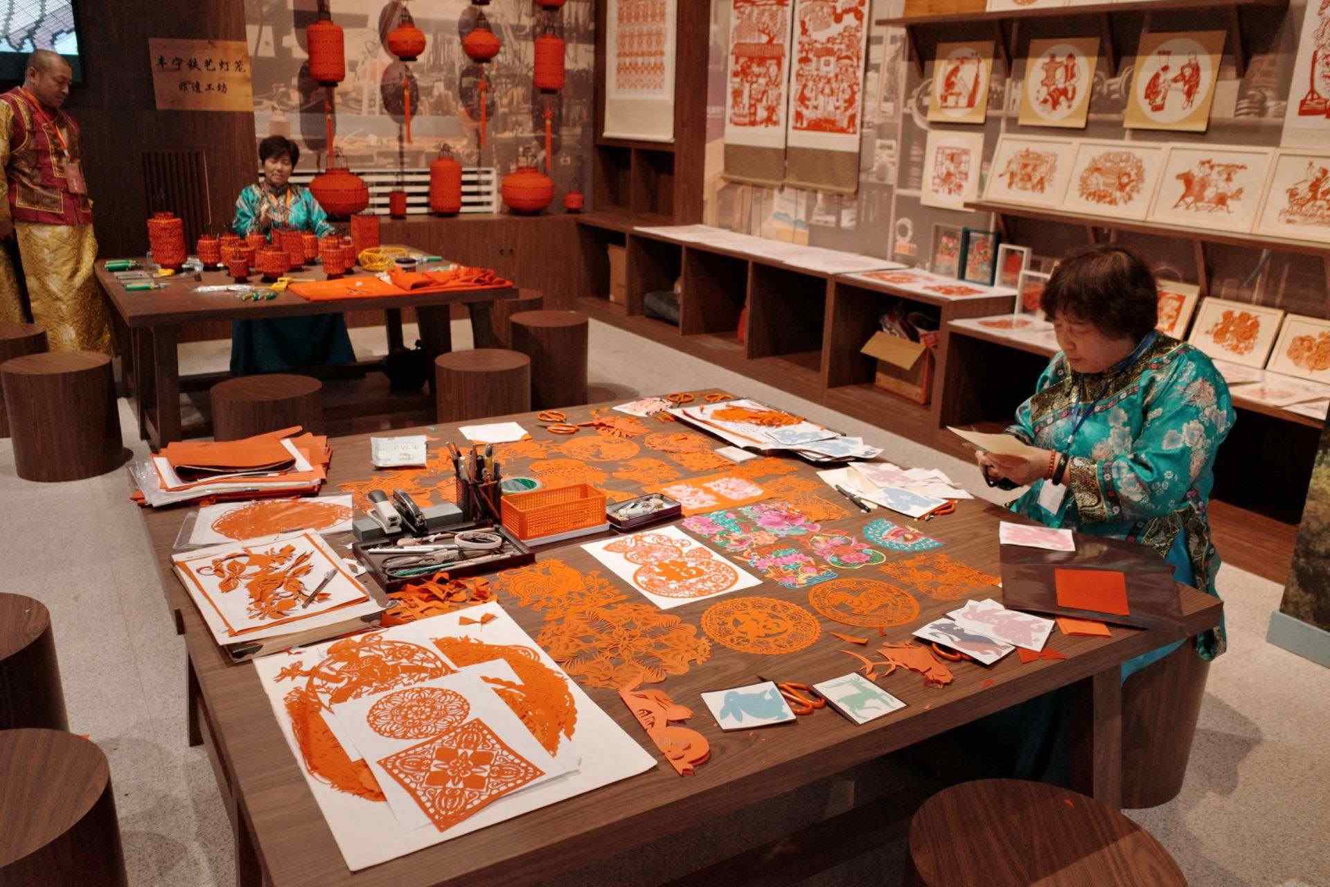 “氣象萬千——中國非遺保護實踐主題展”上，非遺傳承人現(xiàn)場展示。人民網(wǎng)記者 劉微攝