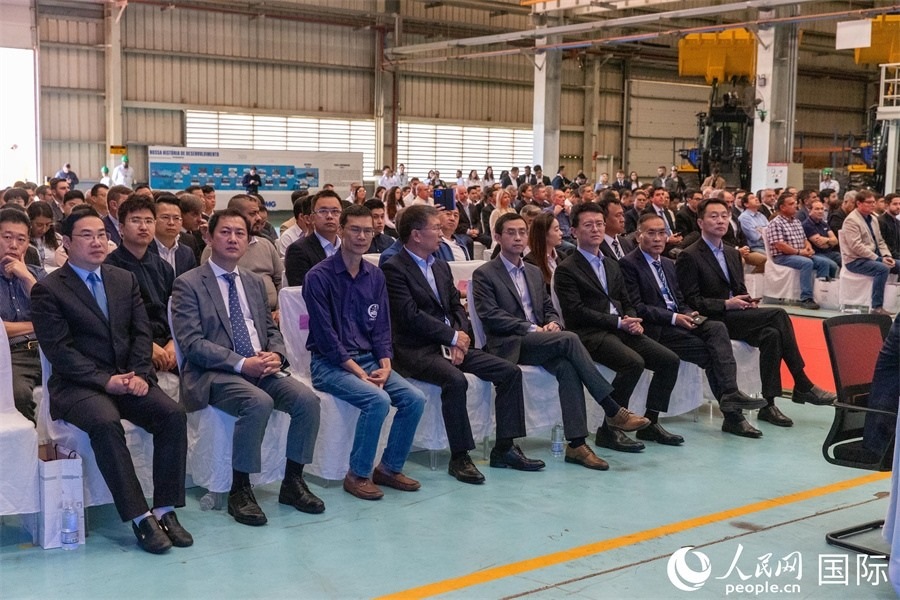 巴西米納斯吉拉斯州、波蘇阿雷格里市政府官員，徐工巴西制造的供應商、經(jīng)銷商、客戶伙伴和員工代表，以及在巴中資機構代表等200多人，出席了徐工巴西制造投產(chǎn)運營10周年暨第23456臺產(chǎn)品下線儀式。 人民網(wǎng) 威廉·科埃略·維亞納攝