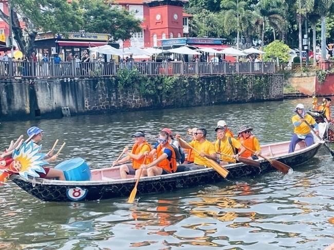 多元種族共同奮輯前進(jìn)，體驗(yàn)在馬六甲河劃龍舟，引來大批游客駐足圍觀。組委會(huì)供圖