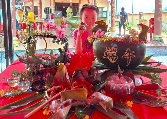 小朋友展示學(xué)裹粽子的成品照。組委會(huì)供圖