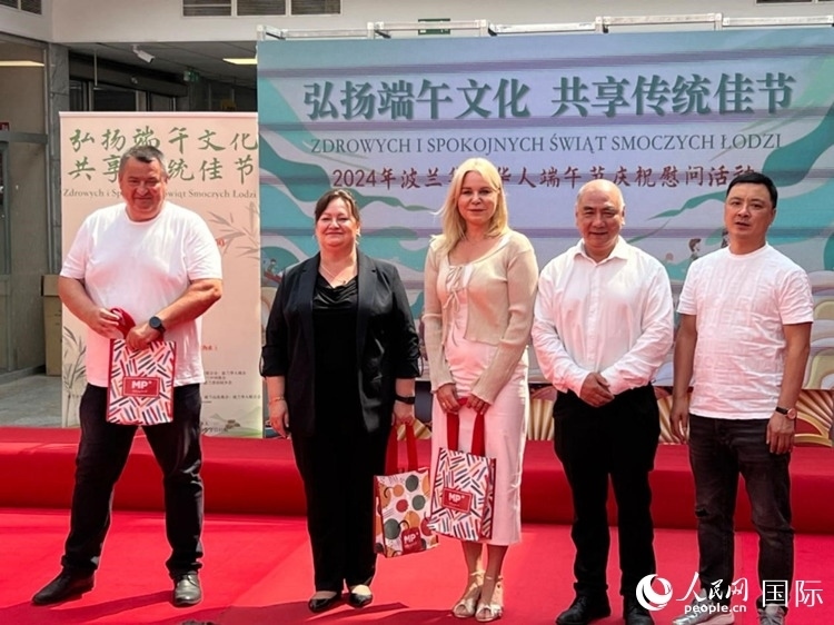 向波蘭友人發(fā)放端午節(jié)慰問品。人民網(wǎng)記者 李增偉攝