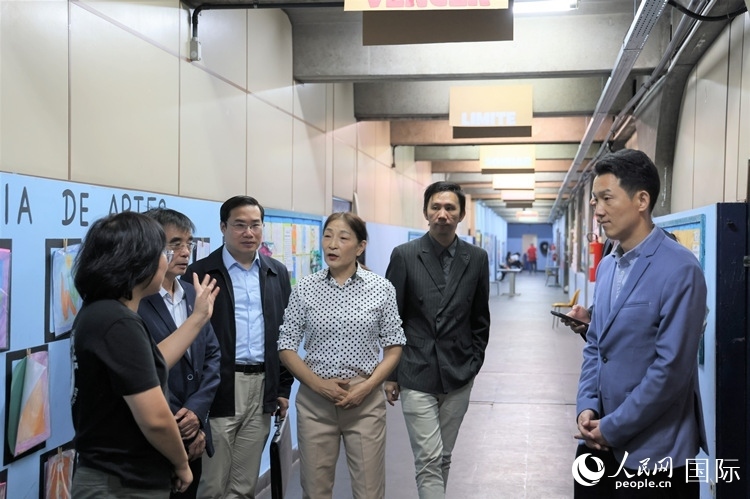 中國駐里約總領(lǐng)館商務(wù)參贊敬艷輝（右一）等嘉賓在里約孔院中方院長孫艷萍（左一）帶領(lǐng)下，參觀薩繆爾·韋納公立學(xué)校的中文教室，了解該校中文教學(xué)軟硬件設(shè)施。人民網(wǎng)記者 時(shí)元皓攝