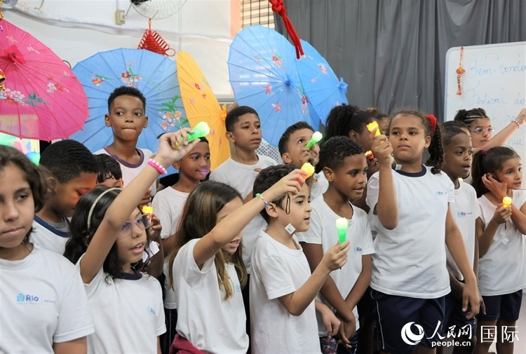 端午節(jié)活動在里約薩繆爾·韋納公立學(xué)校舉辦，該校師生合唱中文歌曲。 人民網(wǎng)記者 時(shí)元皓攝