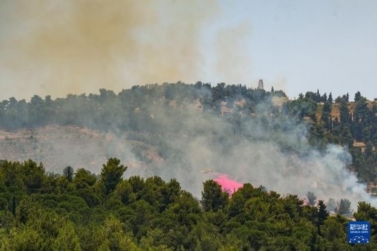 6月12日，以色列北部加利利地區(qū)遭受火箭彈襲擊后冒出滾滾濃煙。新華社發(fā)（阿亞爾·馬戈林?jǐn)z/基尼圖片社）