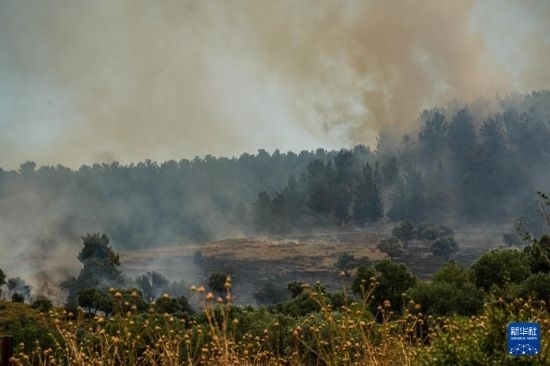  6月12日，以色列北部加利利地區(qū)遭受火箭彈襲擊后冒出滾滾濃煙。新華社發(fā)（阿亞爾·馬戈林?jǐn)z/基尼圖片社）