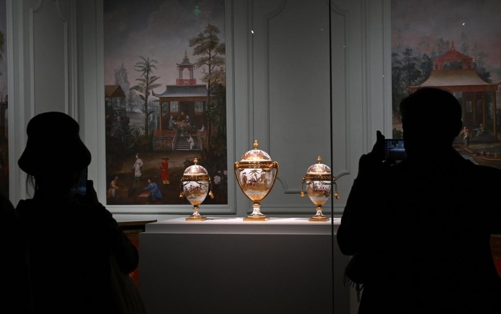 4月1日，觀眾在北京故宮參觀“紫禁城與凡爾賽宮——17、18世紀(jì)的中法交往”展覽。新華社記者金良快攝