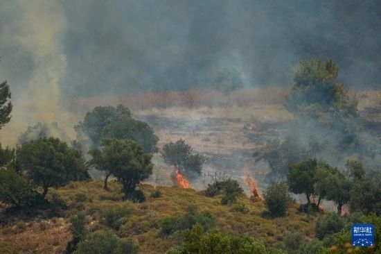 6月12日，以色列北部加利利地區(qū)遭受火箭彈襲擊后冒出滾滾濃煙。新華社發(fā)（阿亞爾·馬戈林?jǐn)z/基尼圖片社）
