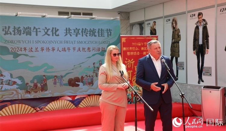 皮耶霍欽斯基（右）在活動(dòng)上致辭。人民網(wǎng)記者 李增偉攝