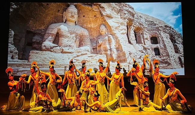 展演現(xiàn)場，同學們在表演節(jié)目《云岡飛天印象》。校方供圖