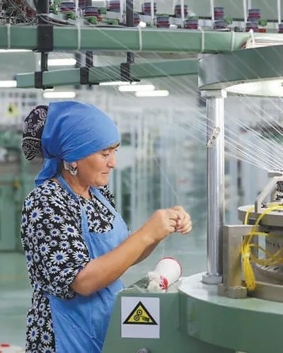 在針織毛坯車間，當?shù)毓と苏诮泳€。胡澤曦攝