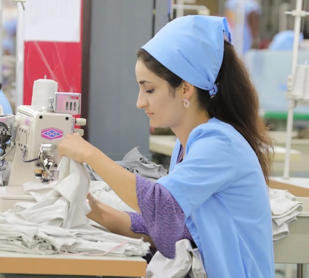 當?shù)毓と苏谶M行成衣縫紉。胡澤曦攝