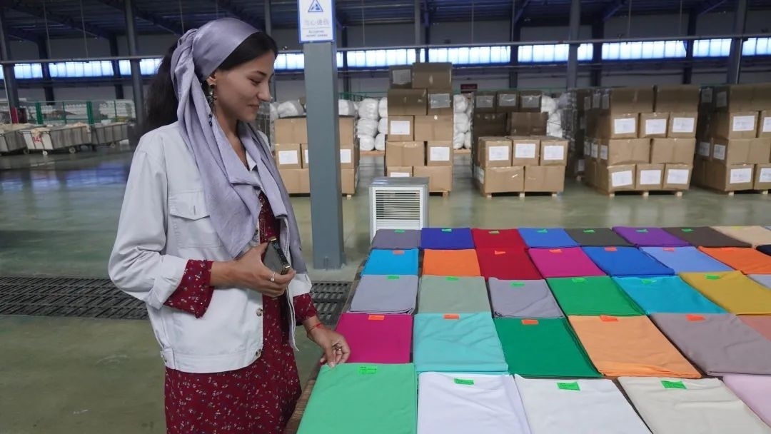 當?shù)毓と苏跈z驗成品。曲頌攝