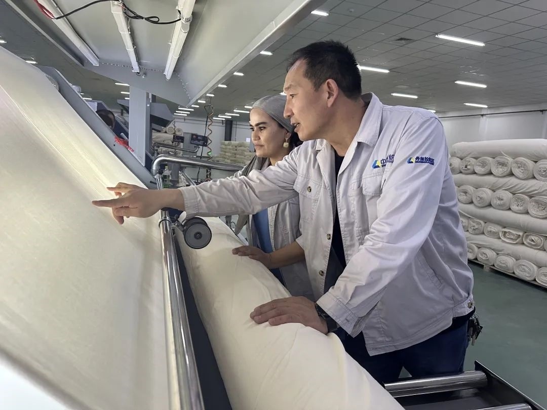 中方技術(shù)人員正在指導(dǎo)當?shù)毓と?。屈佩攝