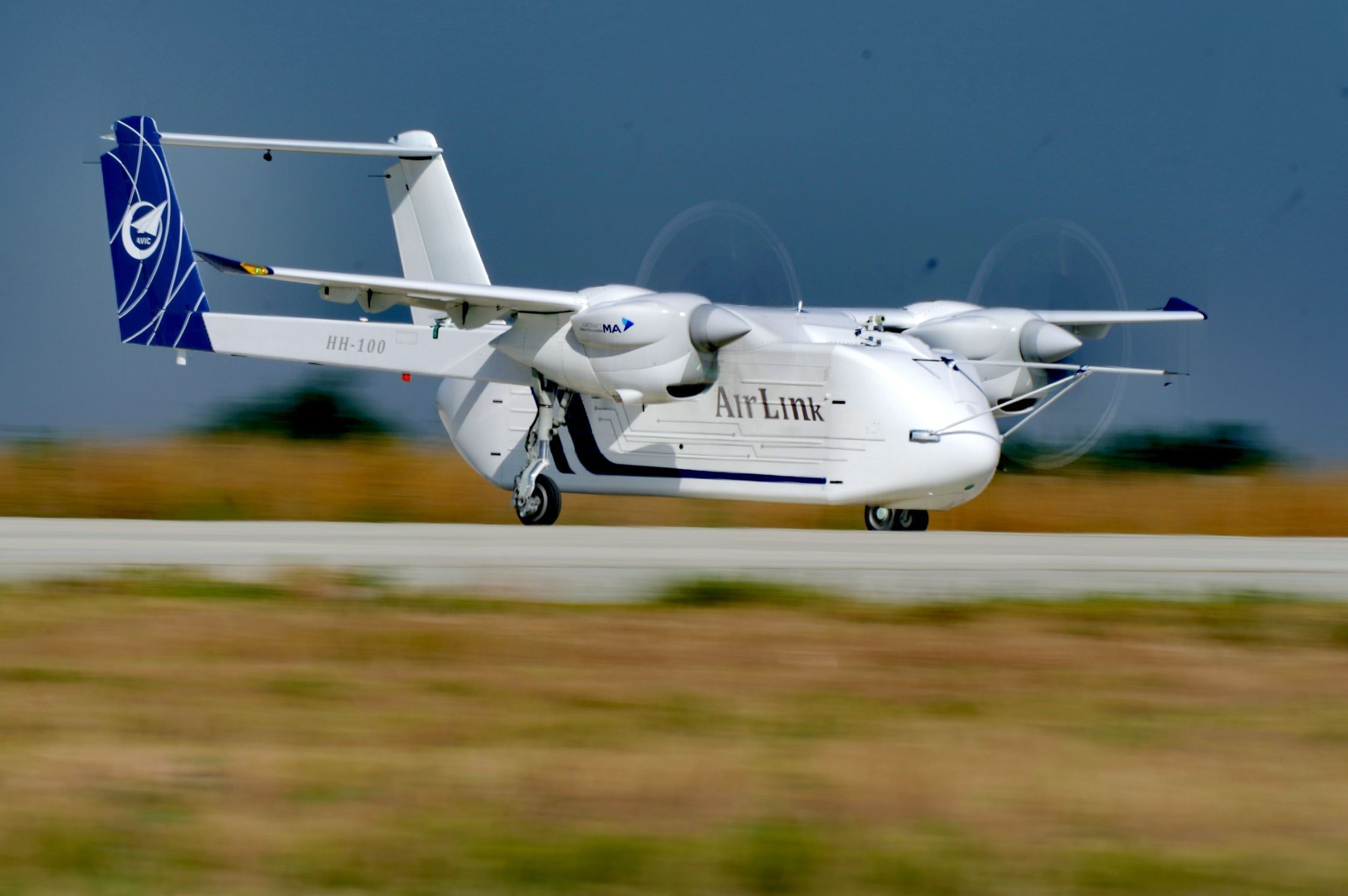 △2024年6月12日，HH-100航空商用無人運(yùn)輸系統(tǒng)驗(yàn)證機(jī)在西安藍(lán)田通用機(jī)場(chǎng)首飛成功。