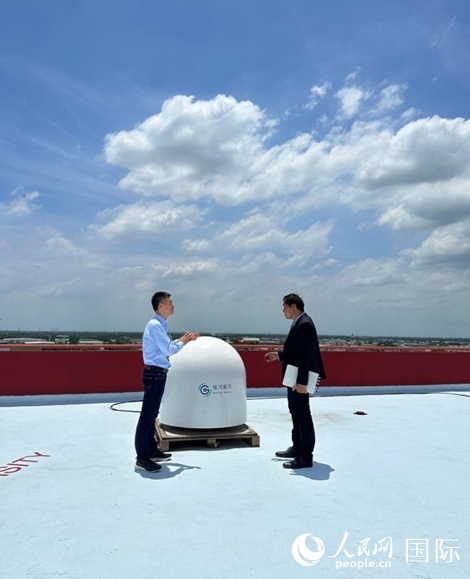 中泰兩國(guó)技術(shù)人員交流低軌寬帶衛(wèi)星互聯(lián)網(wǎng)運(yùn)行情況。人民網(wǎng)記者 簡(jiǎn)承淵攝