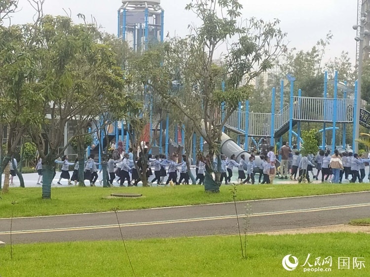 當(dāng)?shù)貎和诠珗@做游戲。人民網(wǎng)記者 黃培昭攝