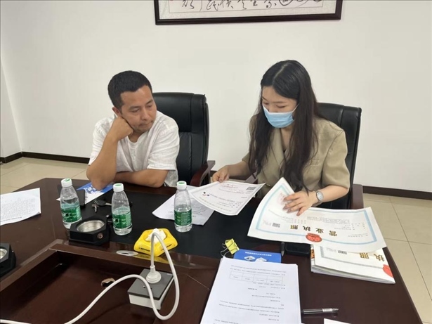 成都市溫江區(qū)市場監(jiān)管局在區(qū)農(nóng)副產(chǎn)品流通交易中心為商戶上門辦理“個(gè)轉(zhuǎn)企”登記。成都市市場監(jiān)管局供圖