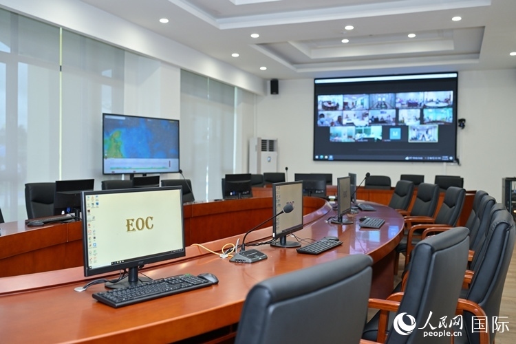 援緬甸國(guó)家疾控中心應(yīng)急指揮中心內(nèi)。人民網(wǎng)記者 謝佳君攝