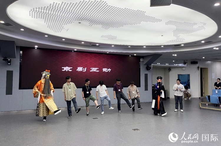 日本大學(xué)生代表團學(xué)習(xí)京劇臺步。人民網(wǎng)記者 陳思攝