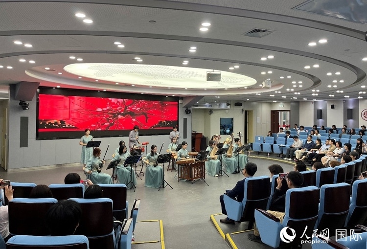 北京第二外國語學(xué)院學(xué)生帶來民樂表演。人民網(wǎng)記者 陳思攝