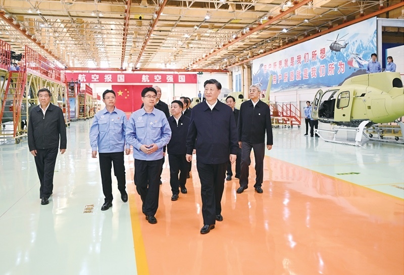 2023年10月10日至13日，中共中央總書記、國家主席、中央軍委主席習近平在江西考察。這是11日上午，習近平在景德鎮(zhèn)市昌河飛機工業(yè)（集團）有限公司考察。 新華社記者 燕雁/攝